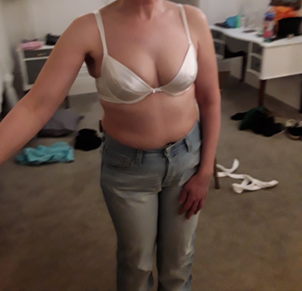 Die Frau in ihrer Levi's Sexiest Jeans.
 #97946710