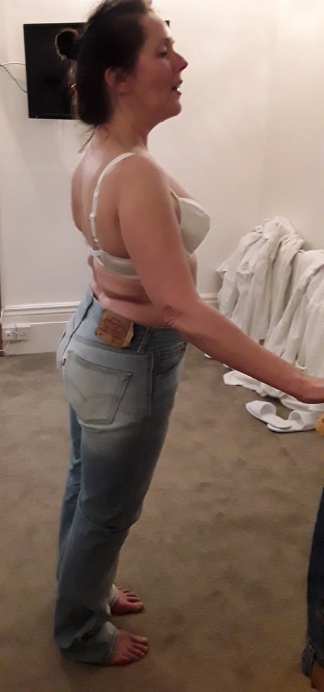 Die Frau in ihrer Levi's Sexiest Jeans.
 #97946713