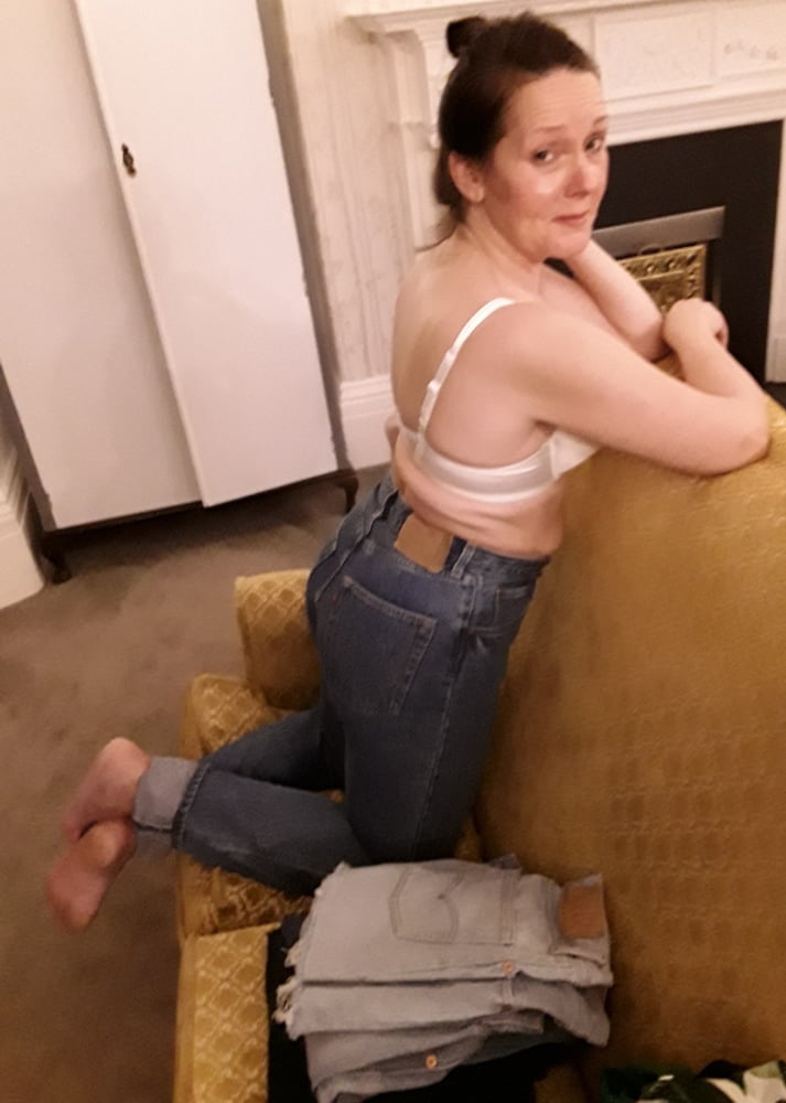 Die Frau in ihrer Levi's Sexiest Jeans.
 #97946748