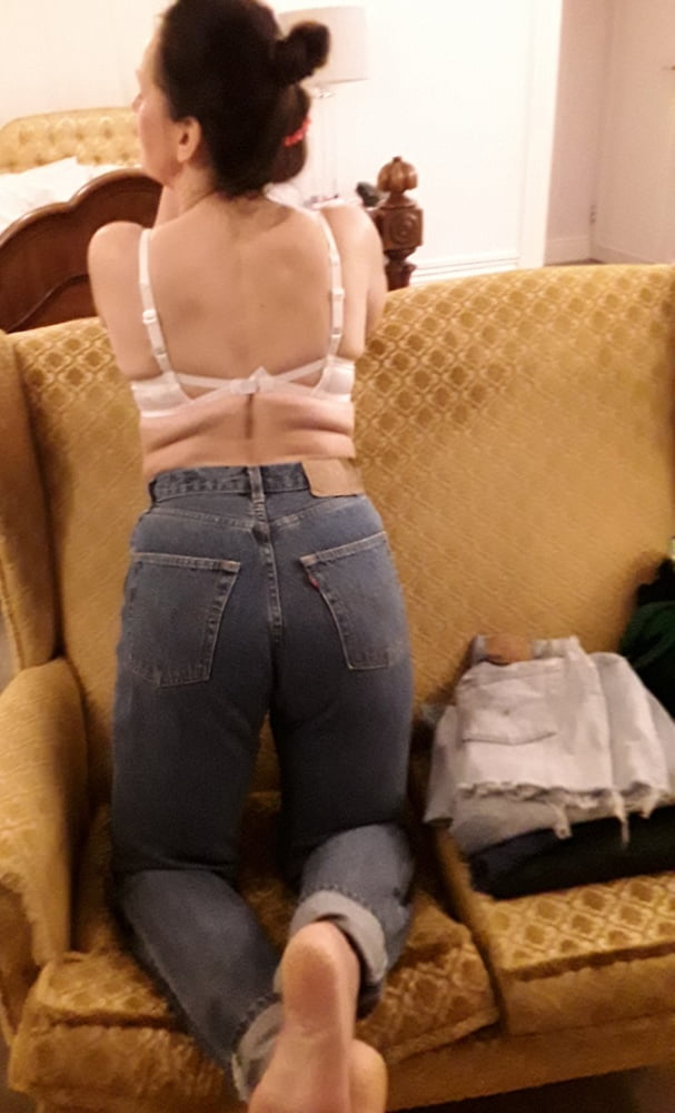 Die Frau in ihrer Levi's Sexiest Jeans.
 #97946757