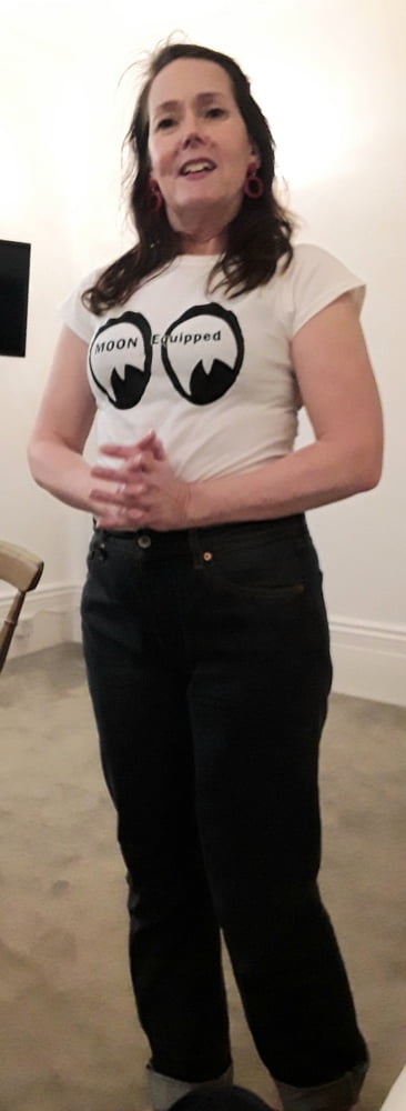 Die Frau in ihrer Levi's Sexiest Jeans.
 #97946819