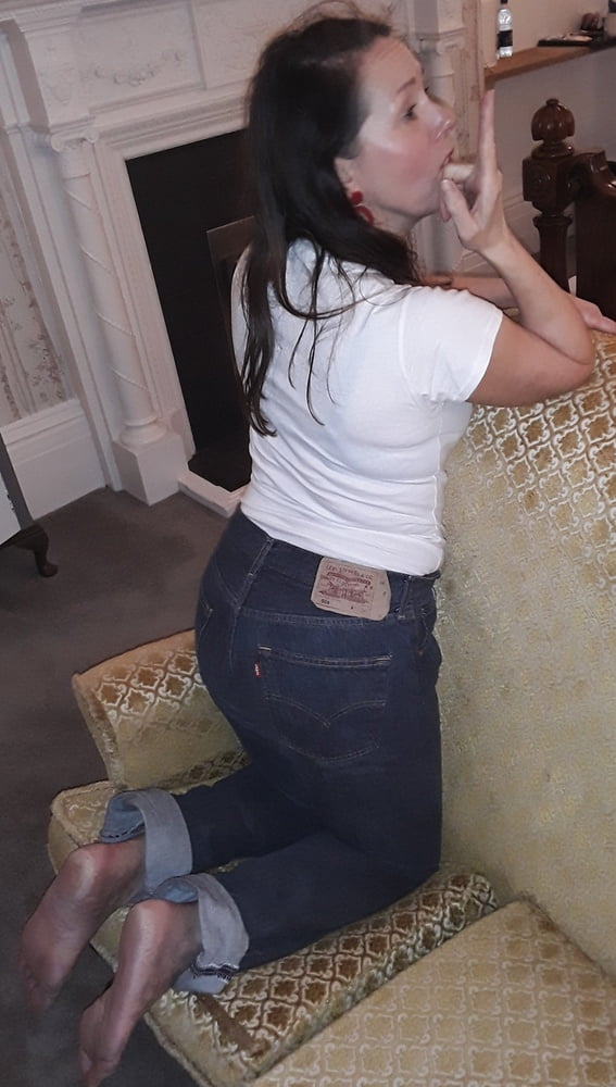 Die Frau in ihrer Levi's Sexiest Jeans.
 #97946828