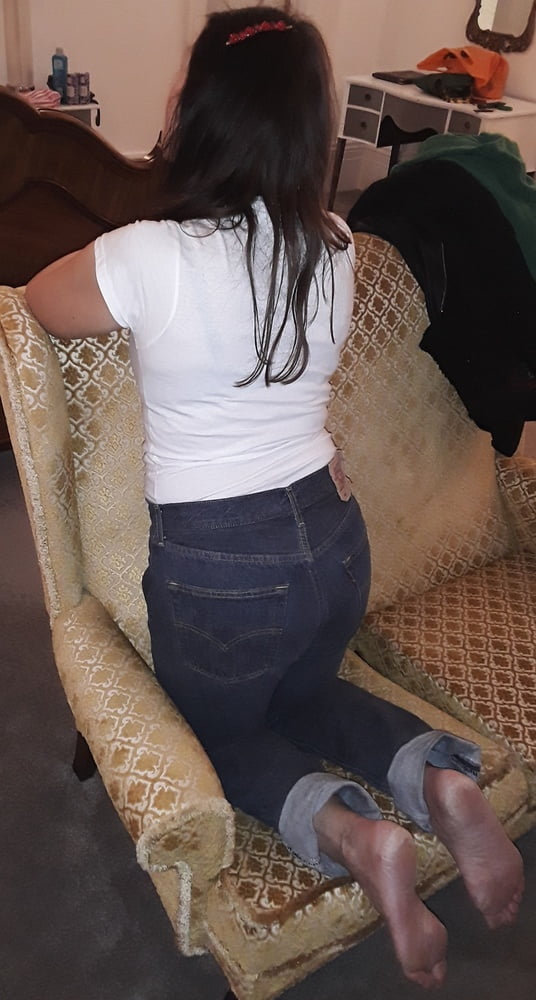 Die Frau in ihrer Levi's Sexiest Jeans.
 #97946832