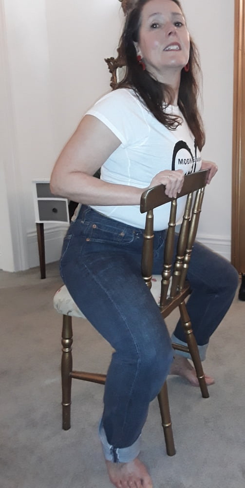 Die Frau in ihrer Levi's Sexiest Jeans.
 #97946850