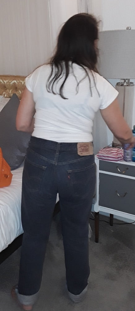 Die Frau in ihrer Levi's Sexiest Jeans.
 #97946877