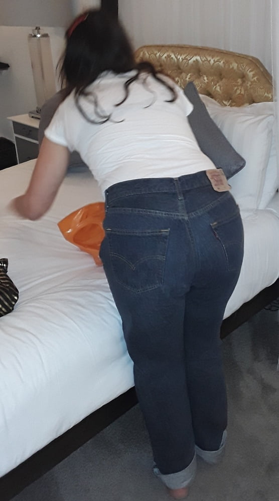Die Frau in ihrer Levi's Sexiest Jeans.
 #97946880
