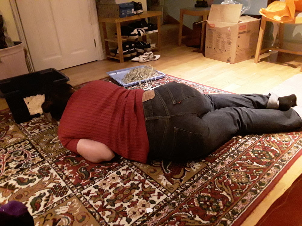 Die Frau in ihrer Levi's Sexiest Jeans.
 #97946898