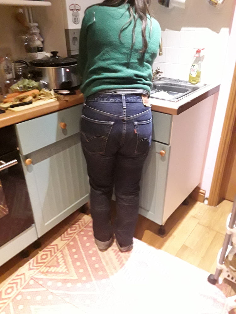 Die Frau in ihrer Levi's Sexiest Jeans.
 #97946904