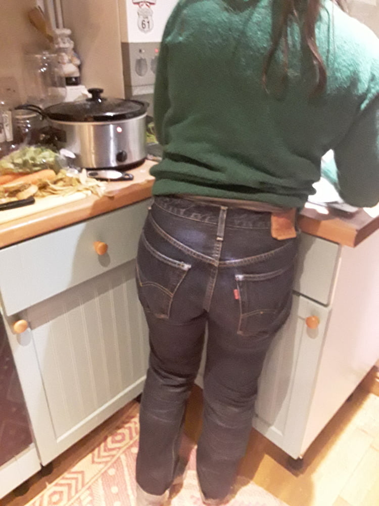 Die Frau in ihrer Levi's Sexiest Jeans.
 #97946907