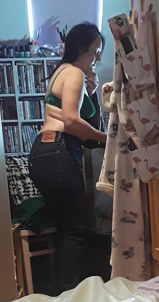 Die Frau in ihrer Levi's Sexiest Jeans.
 #97946910