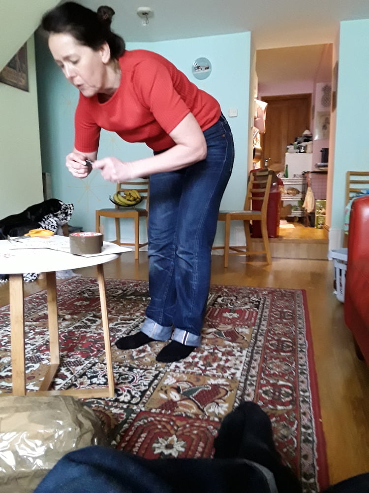 Die Frau in ihrer Levi's Sexiest Jeans.
 #97946918