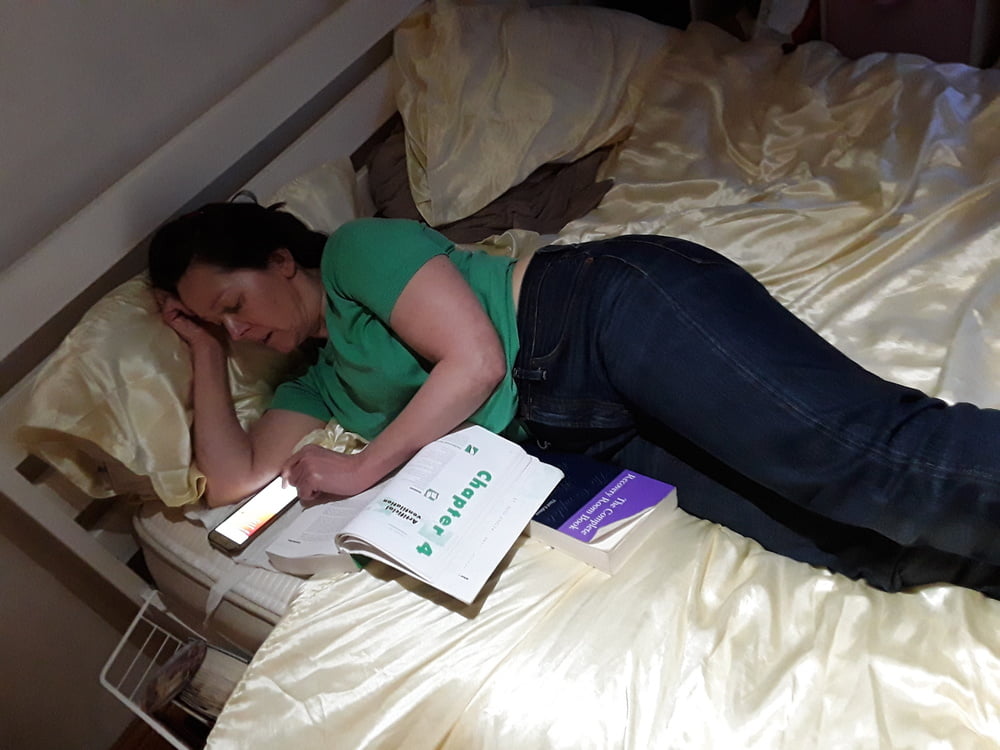 Die Frau in ihrer Levi's Sexiest Jeans.
 #97946945