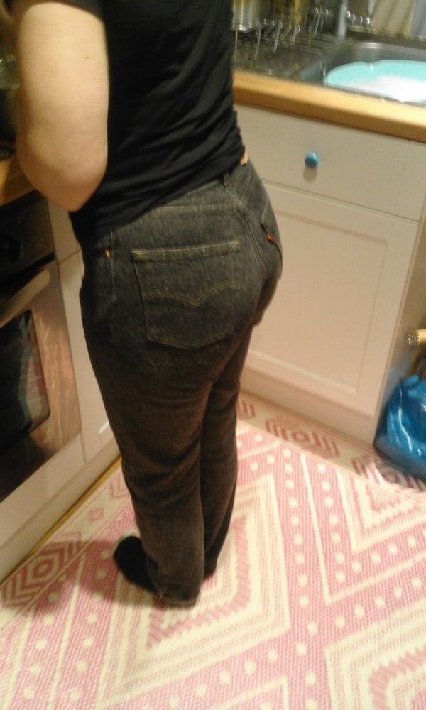 Die Frau in ihrer Levi's Sexiest Jeans.
 #97947000