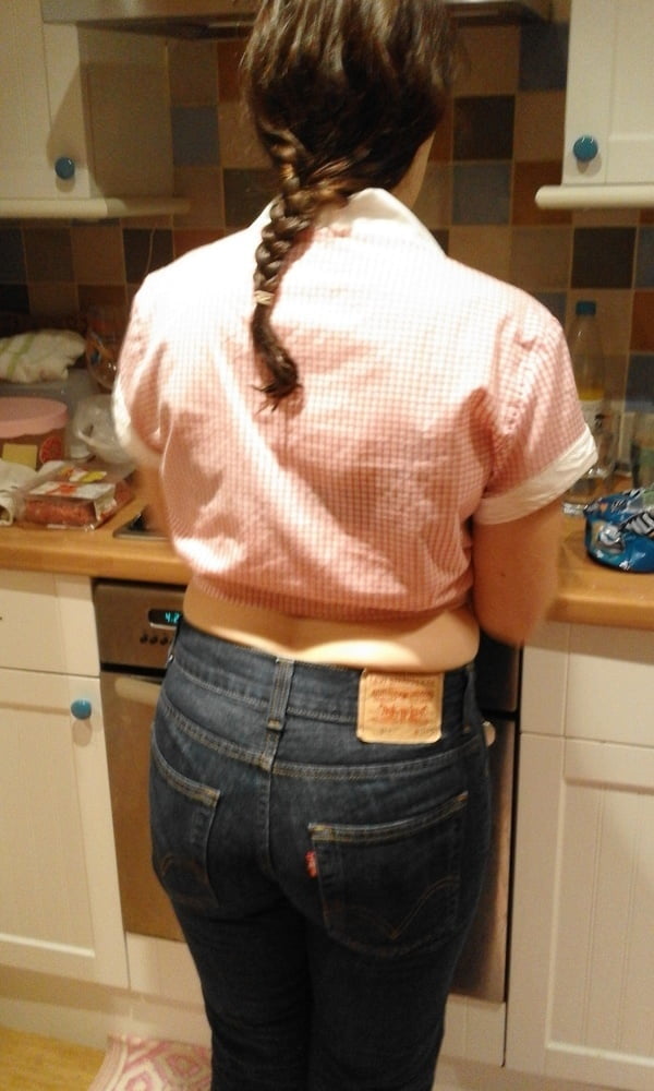 Die Frau in ihrer Levi's Sexiest Jeans.
 #97947006