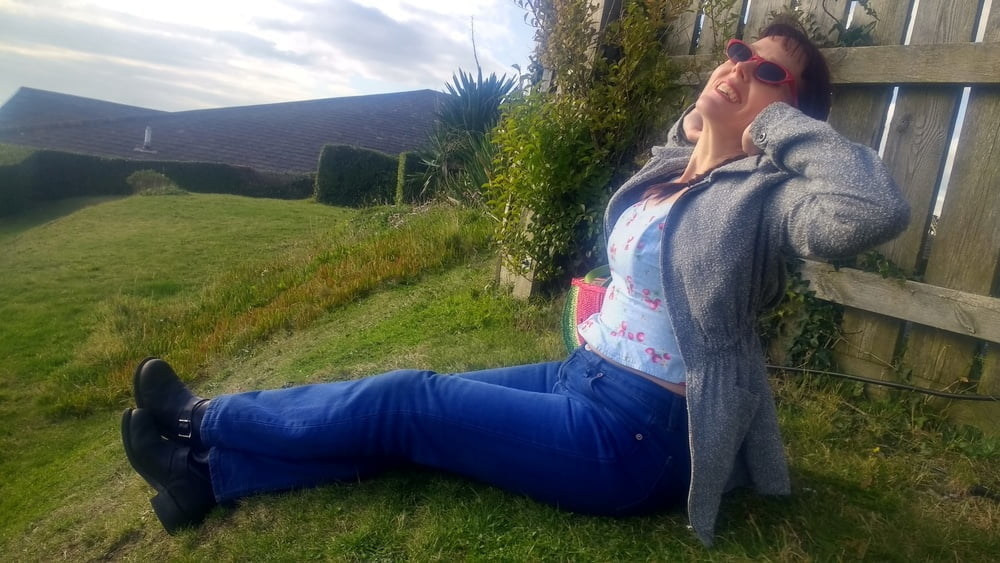 Die Frau in ihrer Levi's Sexiest Jeans.
 #97947015