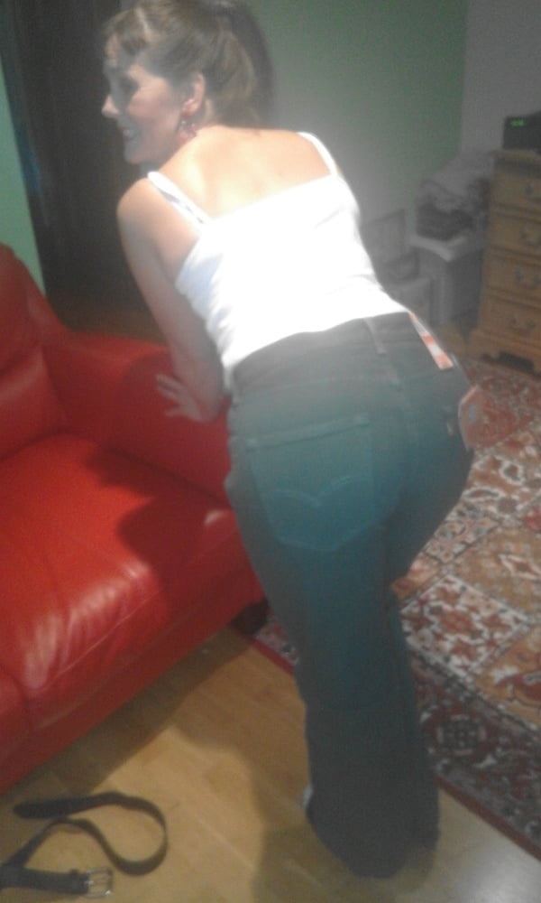 Die Frau in ihrer Levi's Sexiest Jeans.
 #97947036