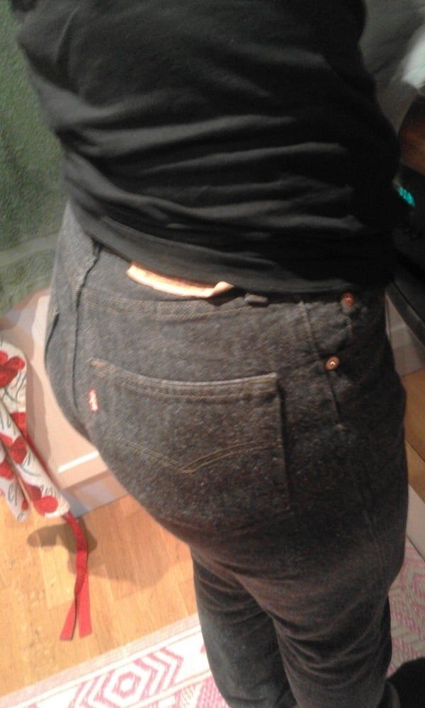 Die Frau in ihrer Levi's Sexiest Jeans.
 #97947045