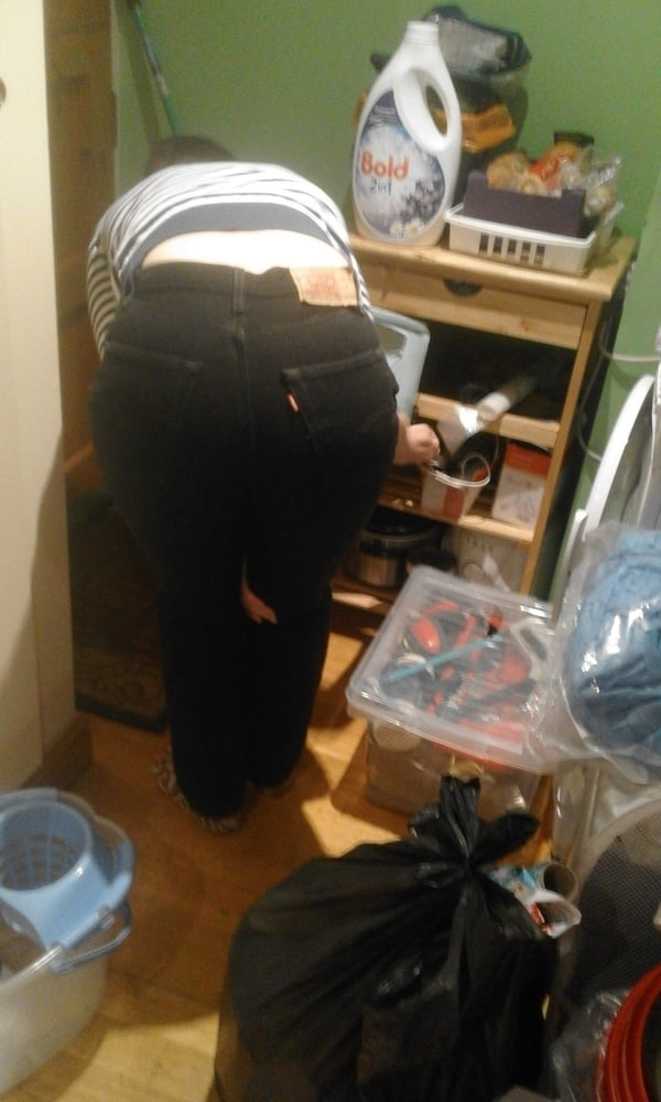 Die Frau in ihrer Levi's Sexiest Jeans.
 #97947048