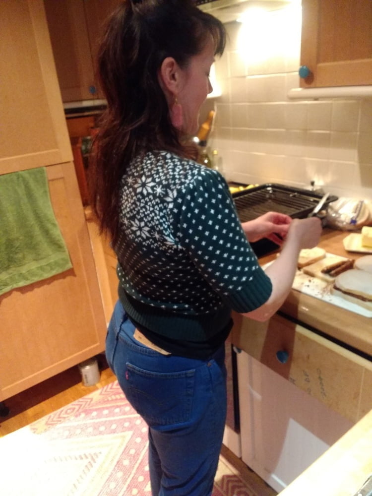 Die Frau in ihrer Levi's Sexiest Jeans.
 #97947056