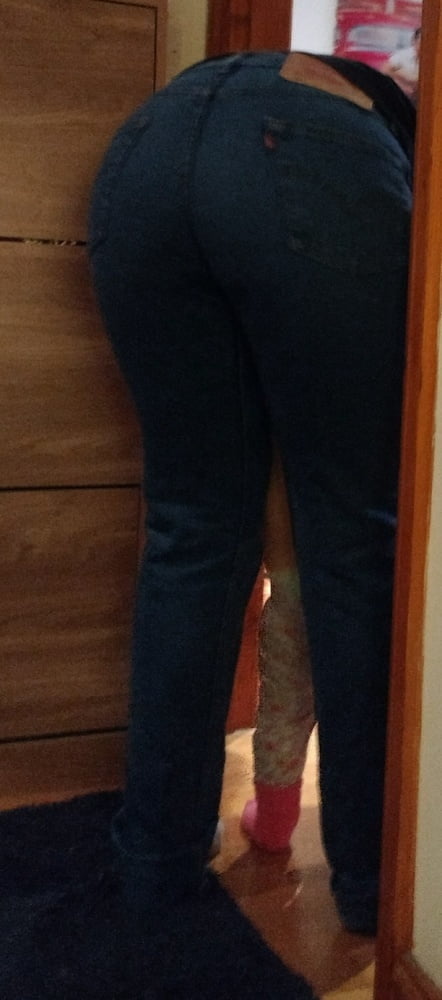 Die Frau in ihrer Levi's Sexiest Jeans.
 #97947062