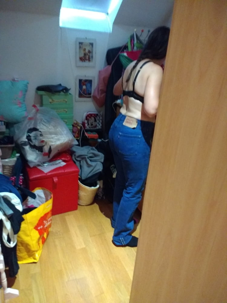 Die Frau in ihrer Levi's Sexiest Jeans.
 #97947068