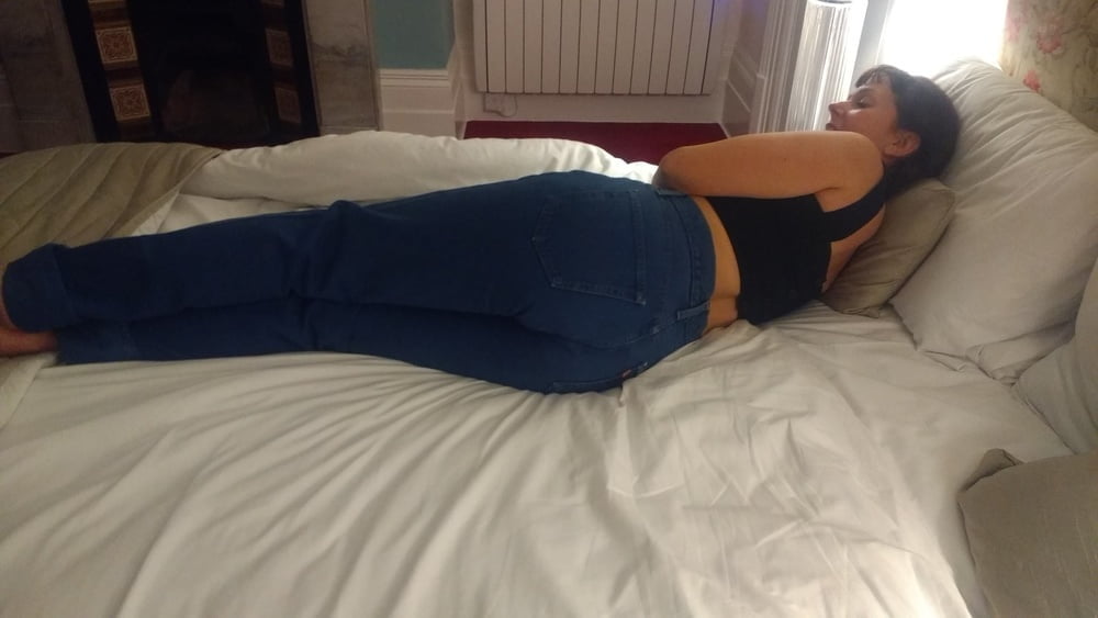 Die Frau in ihrer Levi's Sexiest Jeans.
 #97947092