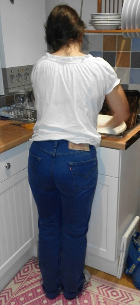 Die Frau in ihrer Levi's Sexiest Jeans.
 #97947095