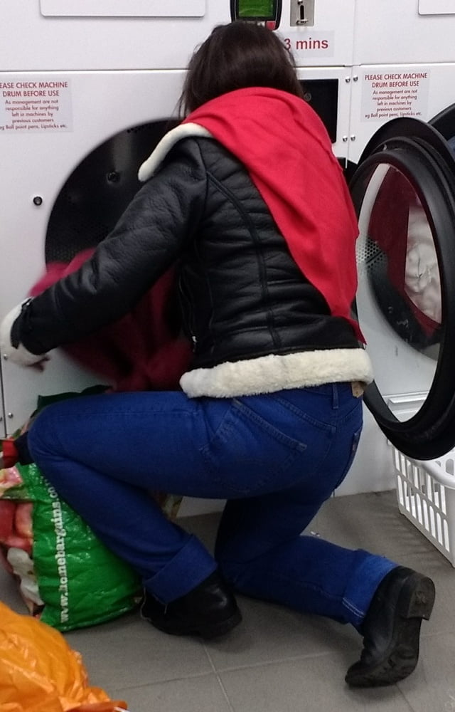 Die Frau in ihrer Levi's Sexiest Jeans.
 #97947098