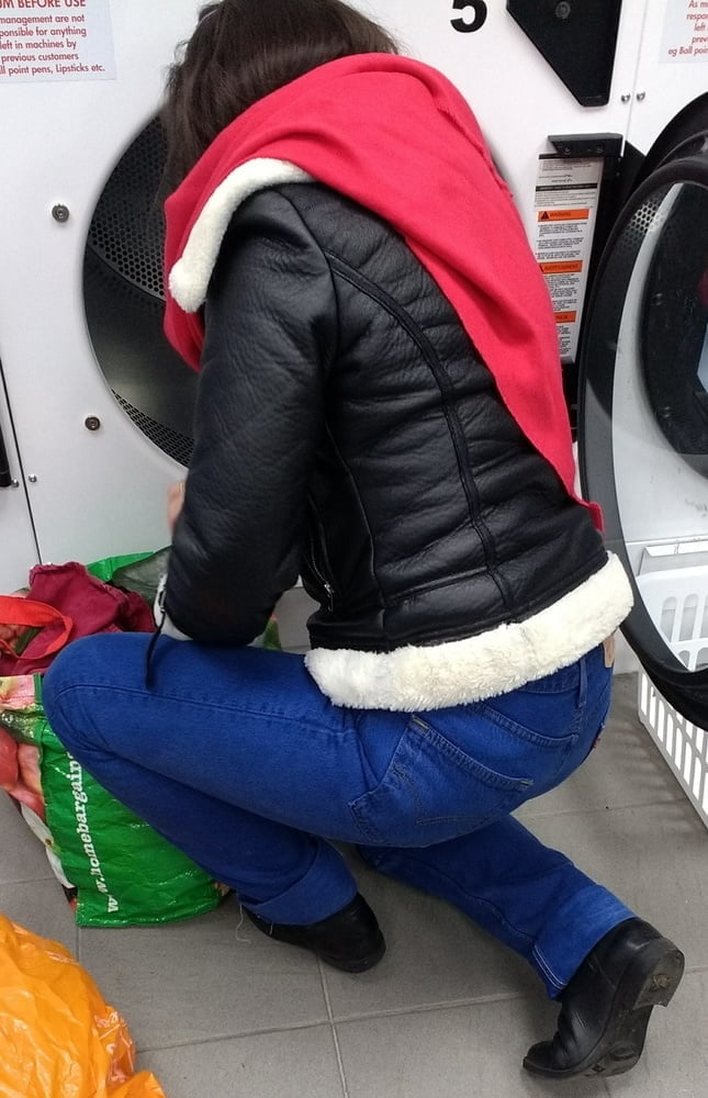 Die Frau in ihrer Levi's Sexiest Jeans.
 #97947101