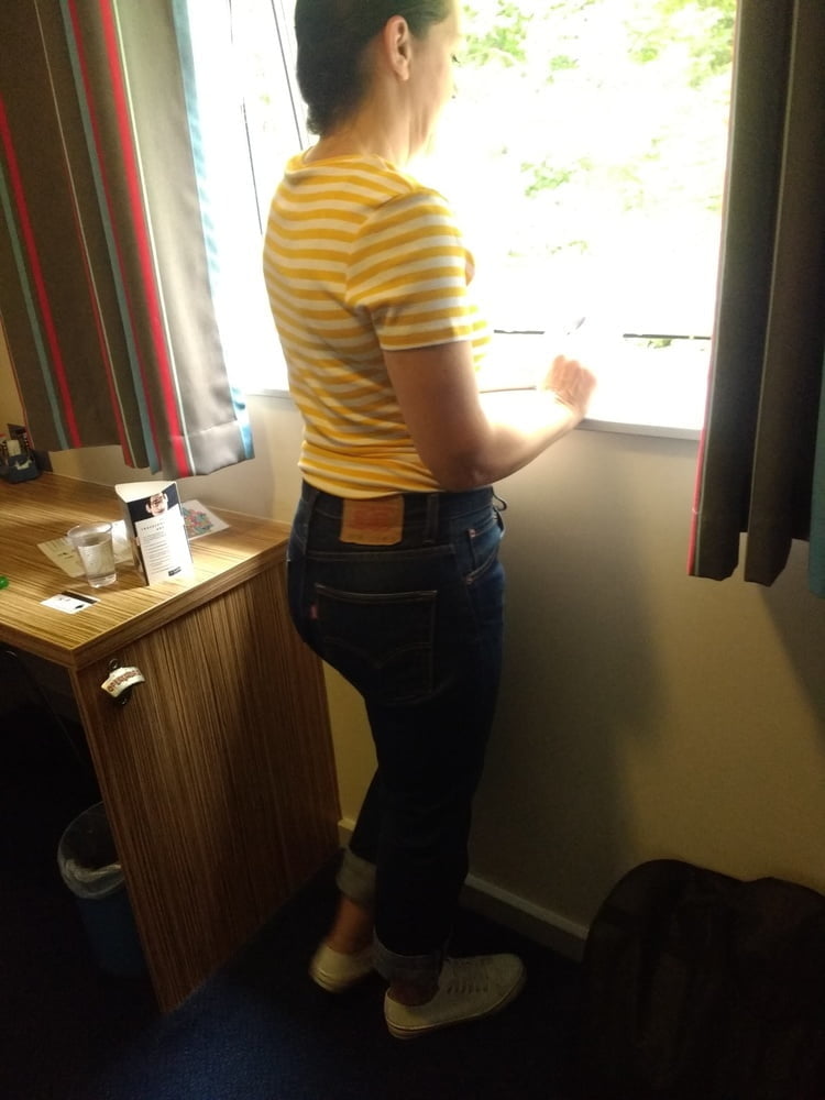 Die Frau in ihrer Levi's Sexiest Jeans.
 #97947110