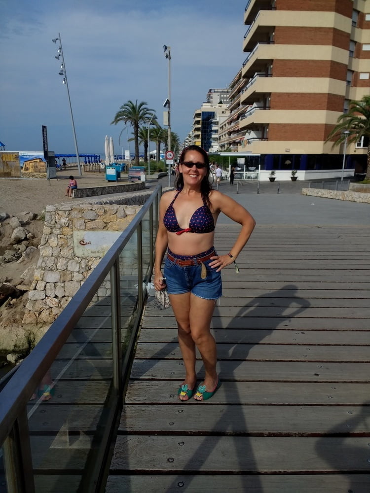 Die Frau in ihrer Levi's Sexiest Jeans.
 #97947113