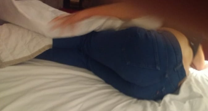 Die Frau in ihrer Levi's Sexiest Jeans.
 #97947133