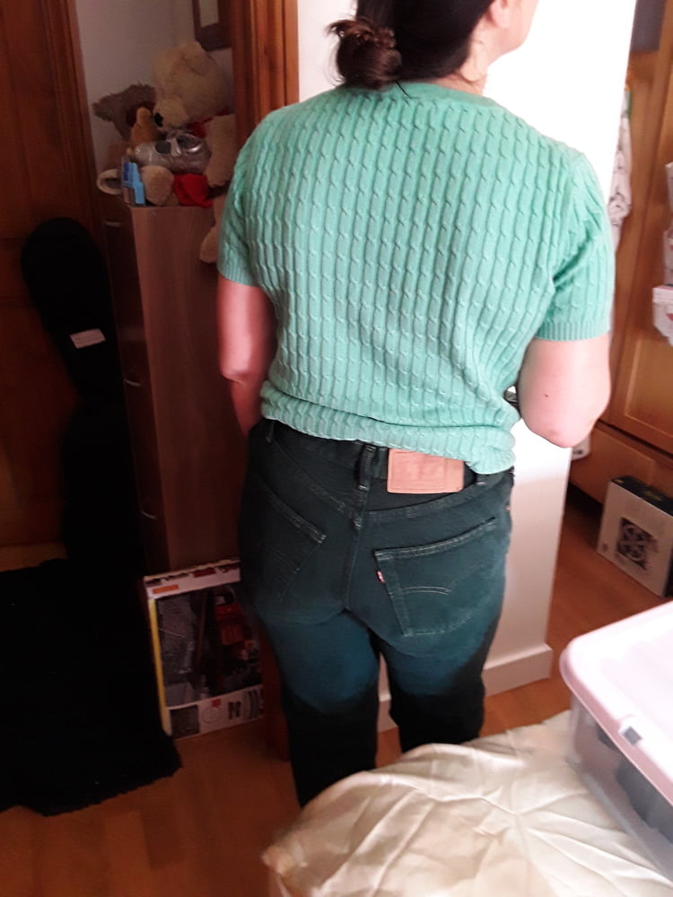 Die Frau in ihrer Levi's Sexiest Jeans.
 #97947145