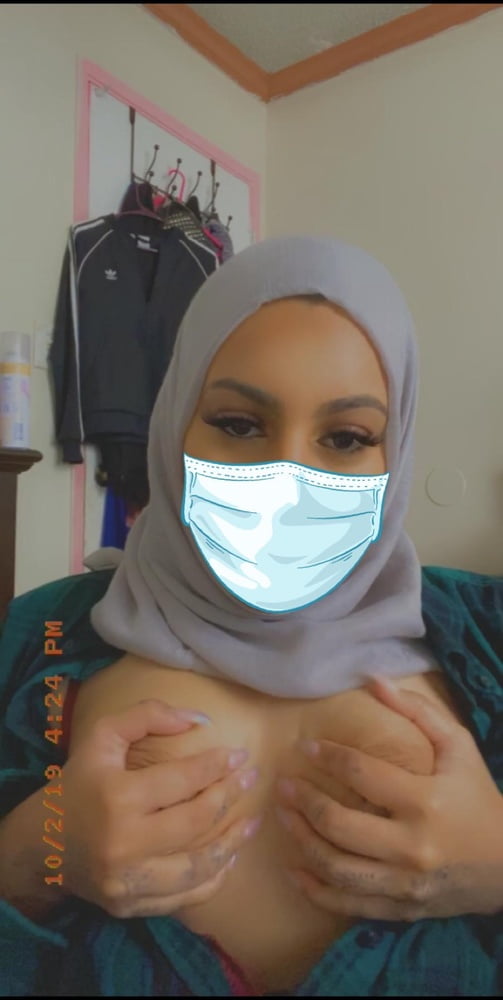 Jeune sexy avec hijab montrant ses seins
 #80503433