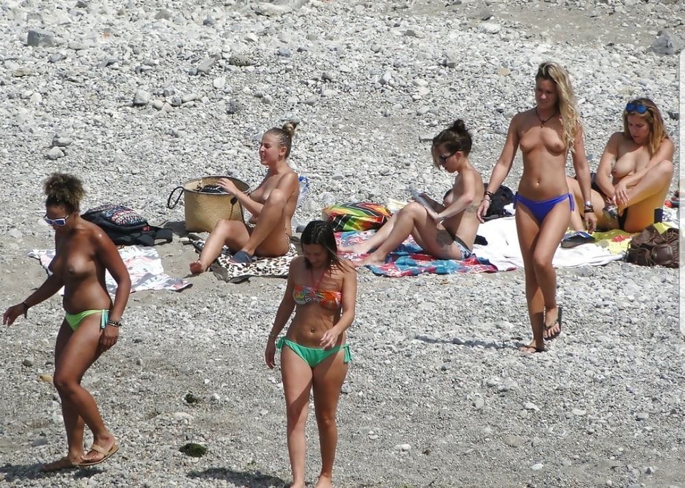 Mädchen, die sich am Strand für Oben-ohne-Liebhaber umziehen
 #105107665
