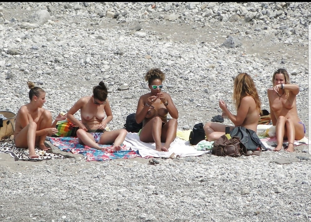 Mädchen, die sich am Strand für Oben-ohne-Liebhaber umziehen
 #105107668