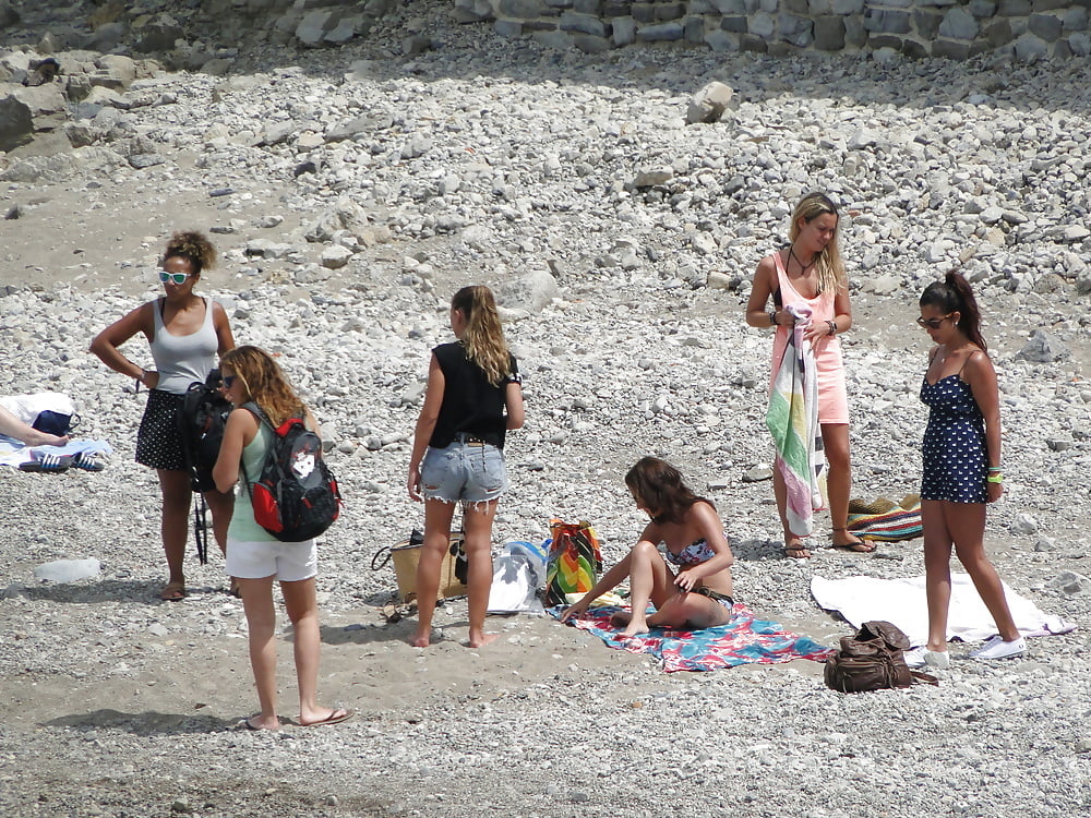 Mädchen, die sich am Strand für Oben-ohne-Liebhaber umziehen
 #105107674