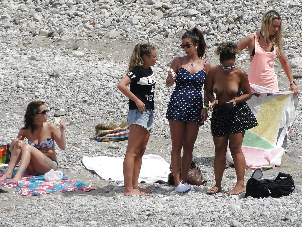 Ragazze che si cambiano sulla spiaggia per gli amanti del topless
 #105107677