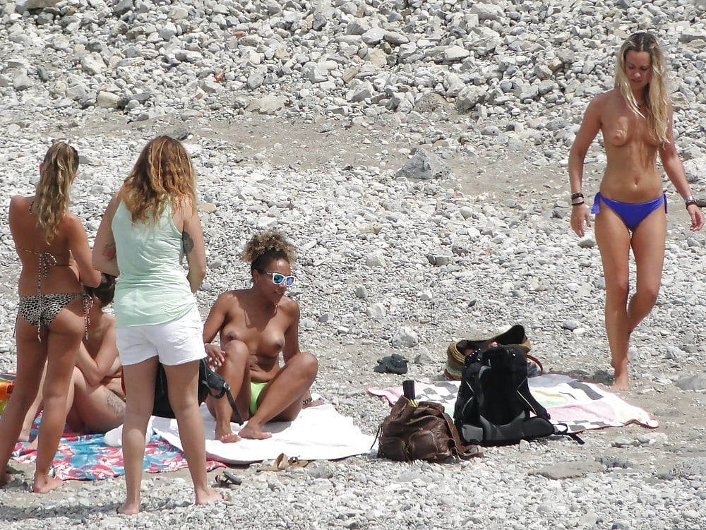 Chicas cambiándose en la playa para los amantes del topless
 #105107686