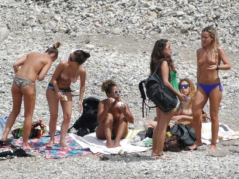 Ragazze che si cambiano sulla spiaggia per gli amanti del topless
 #105107689