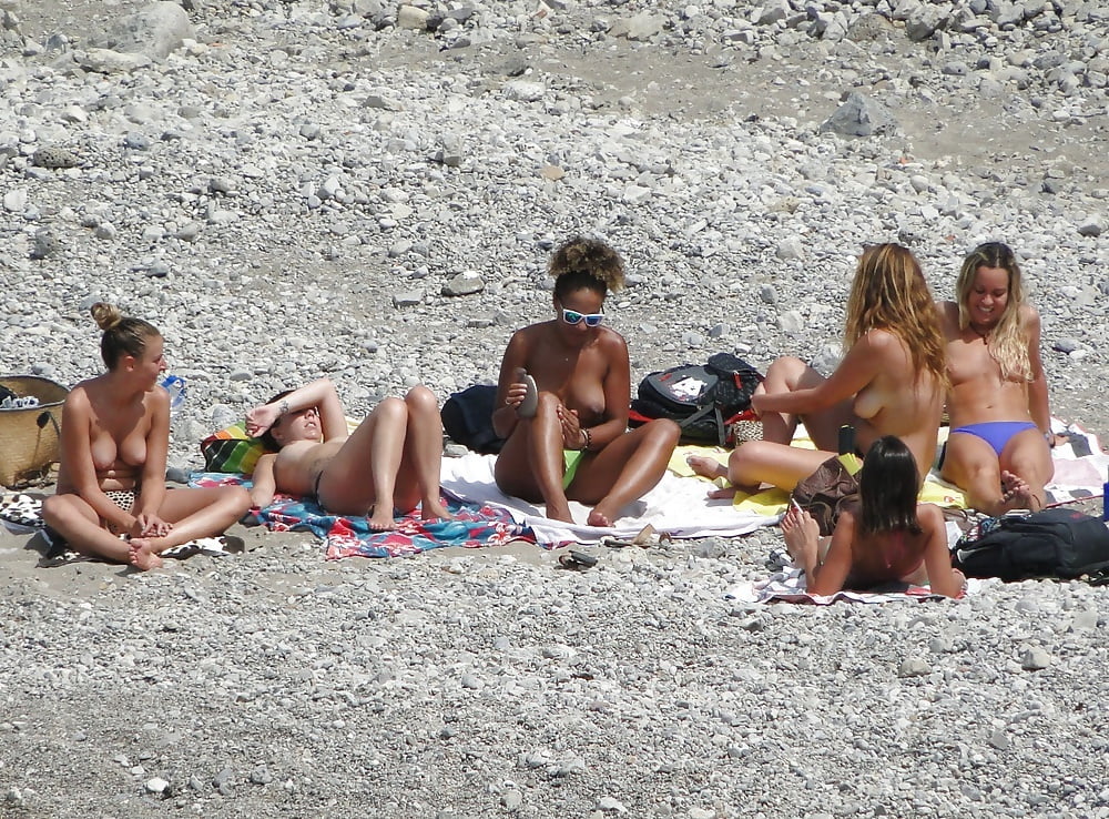 Mädchen, die sich am Strand für Oben-ohne-Liebhaber umziehen
 #105107695