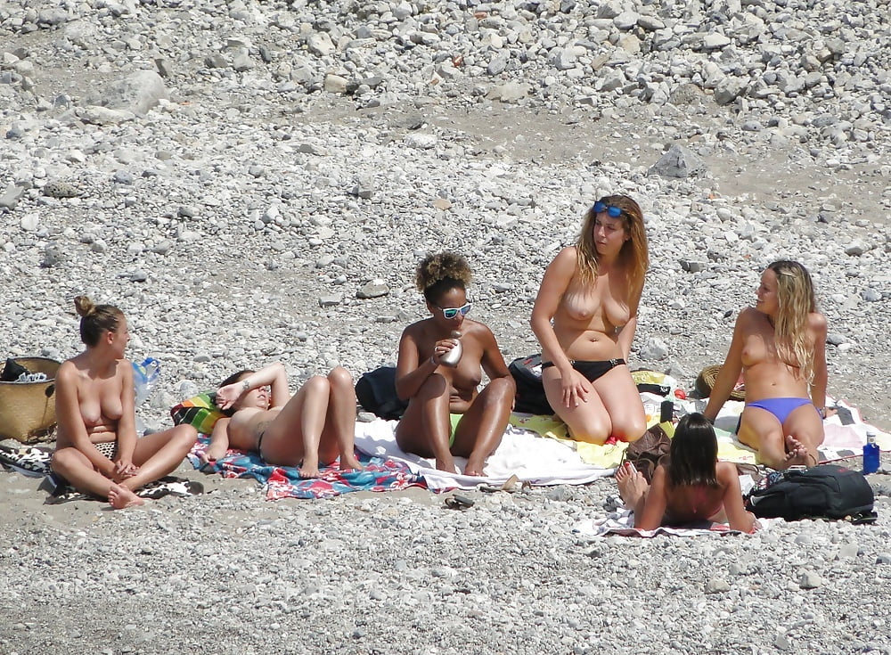 Mädchen, die sich am Strand für Oben-ohne-Liebhaber umziehen
 #105107698