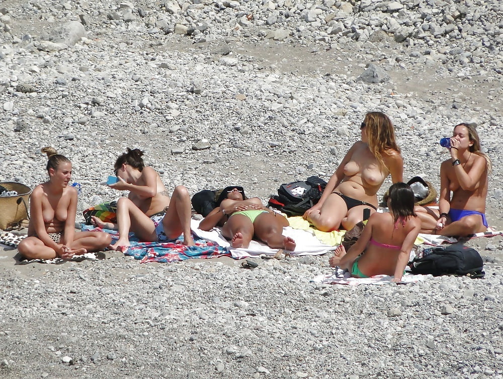 Mädchen, die sich am Strand für Oben-ohne-Liebhaber umziehen
 #105107701