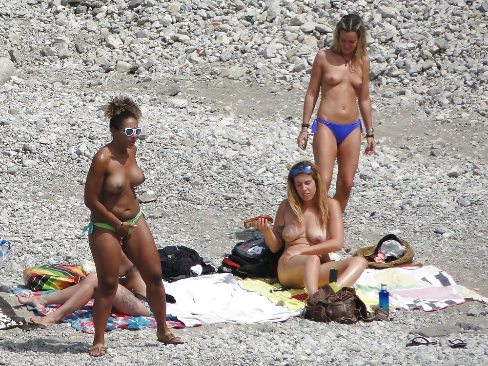 Mädchen, die sich am Strand für Oben-ohne-Liebhaber umziehen
 #105107711
