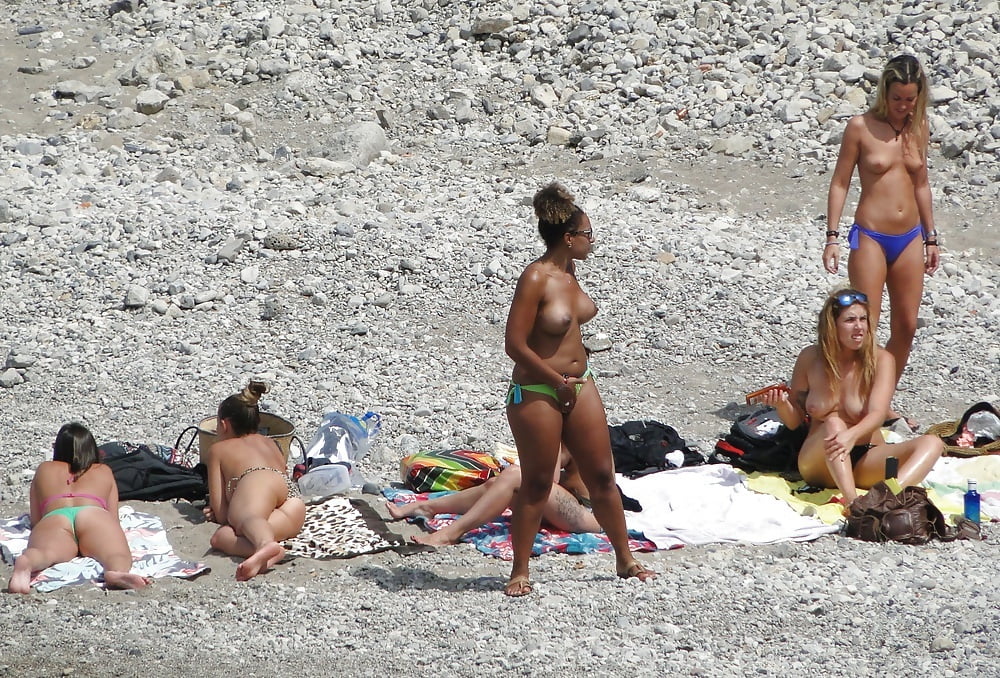 Mädchen, die sich am Strand für Oben-ohne-Liebhaber umziehen
 #105107714