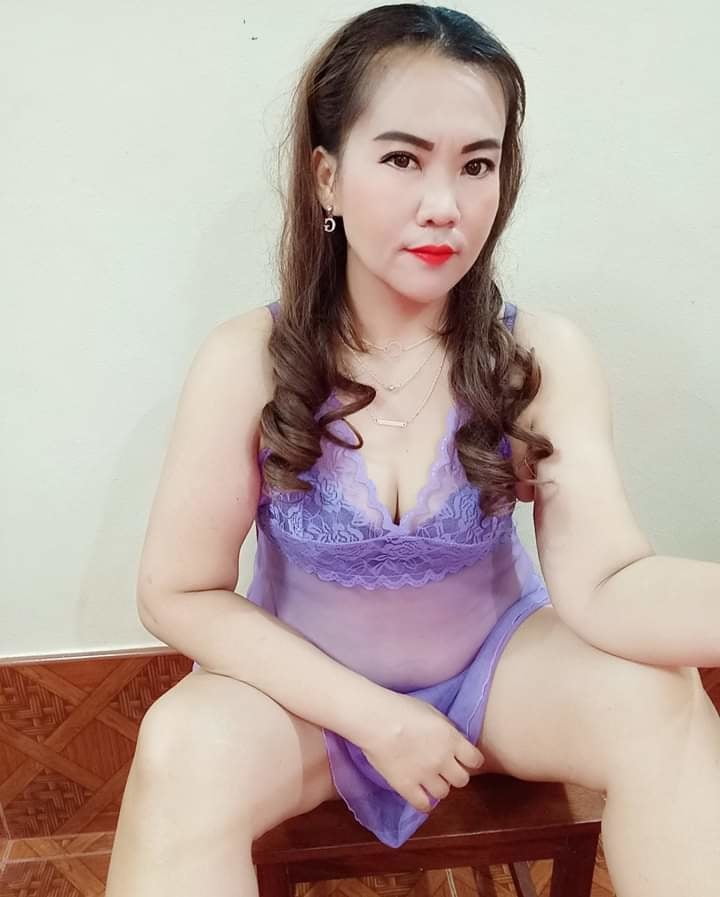 Seorang janda yang memakai baju sexy #95343836