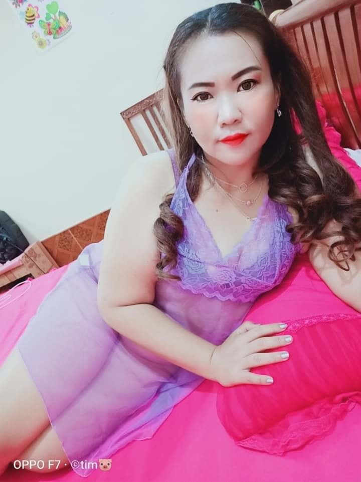 Seorang janda yang memakai baju sexy #95343838
