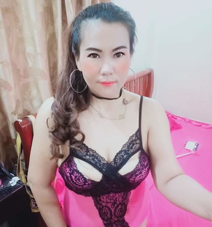 Seorang janda yang memakai baju sexy #95343850