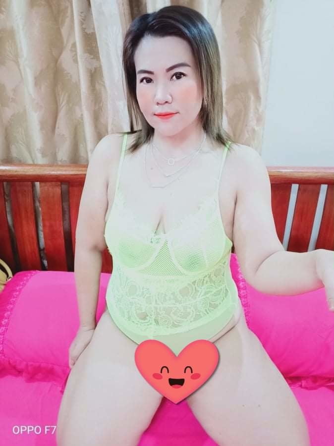 Seorang janda yang memakai baju sexy #95343874