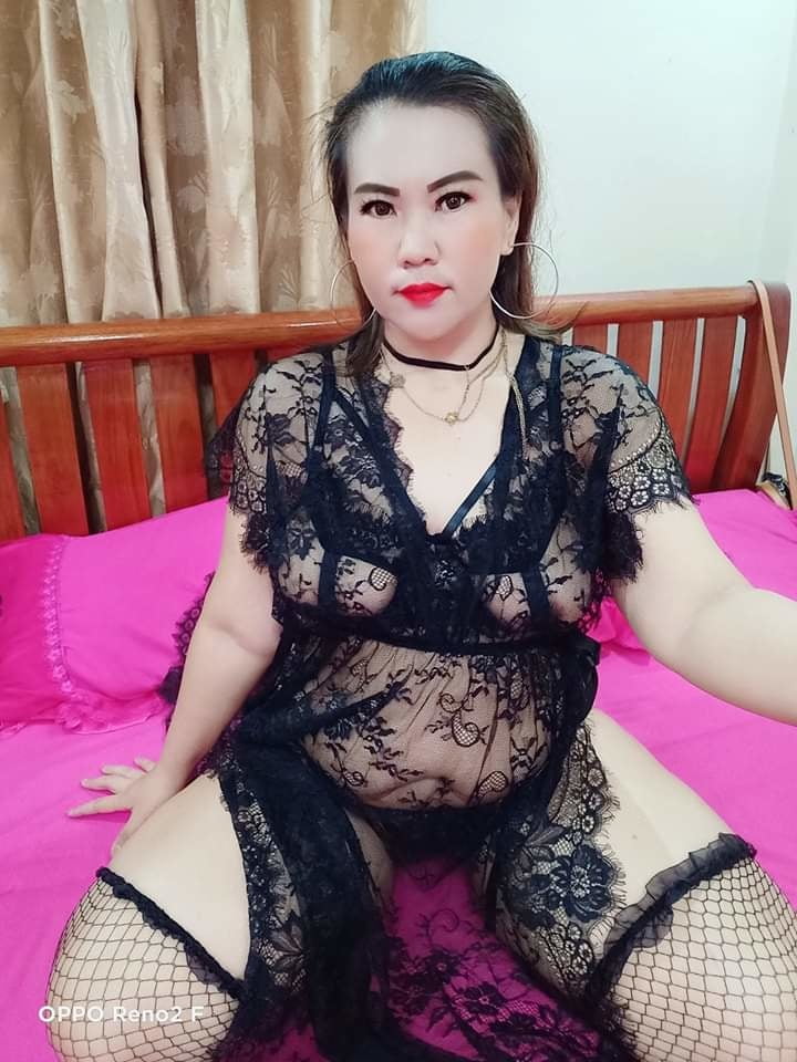 Seorang janda yang memakai baju sexy #95343880